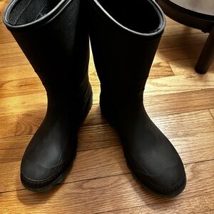 Girls rubber winter boots. Very lightly used. Like new. Size 7